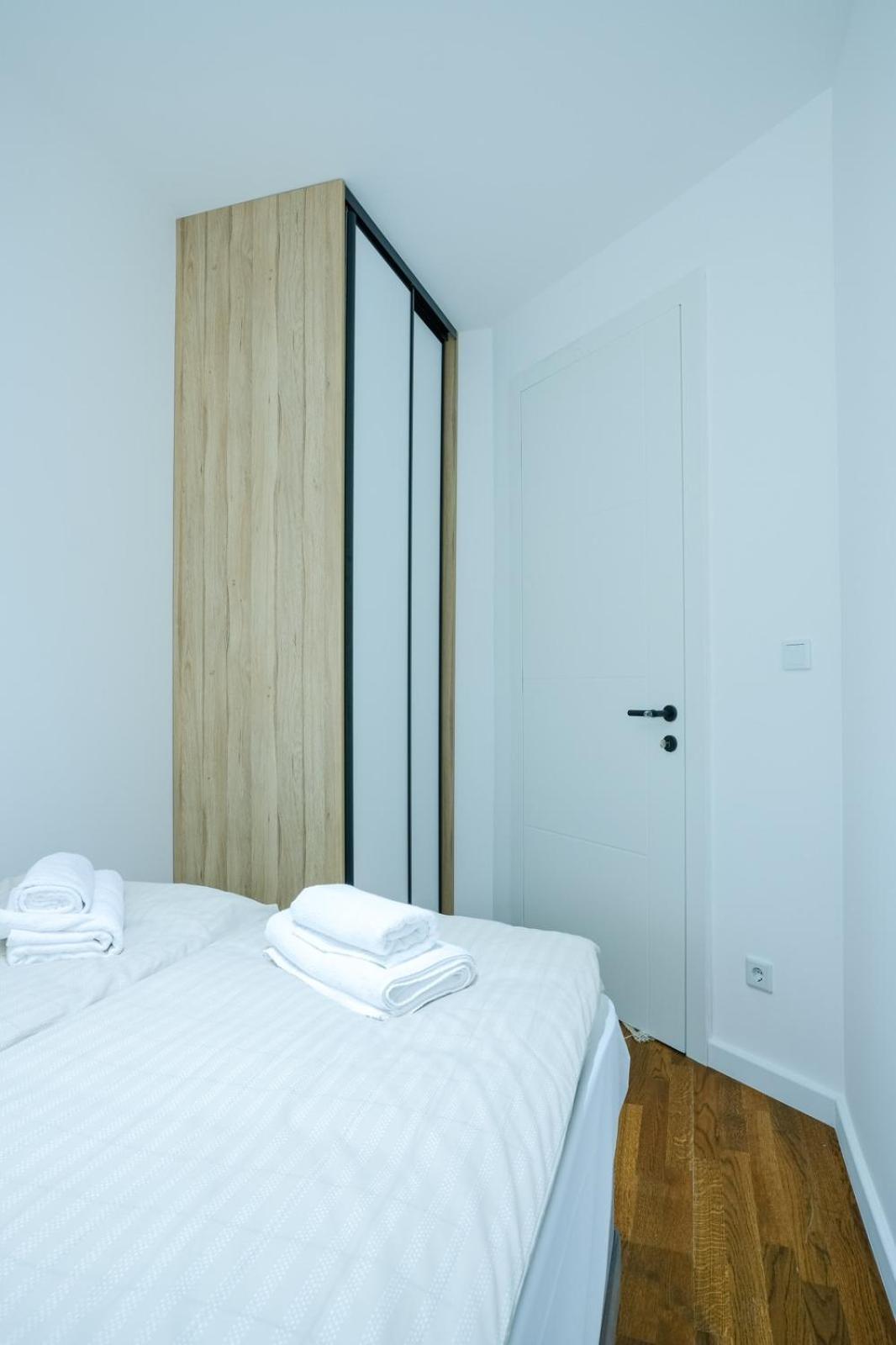 Ultra Modern 1-bedroom With Free Garage - *